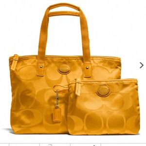 COACH GETAWAY SIGNATURE NYLON SMALL PACKABLE TOTE COACH GETAWAY SIGNATURE NYLON SMALL PACKABLE TOTE