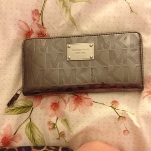 BRAND NEW Michael kors wallet BRAND NEW Michael kors wallet