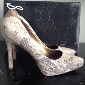 Sam Edelman gray snakeskin pumps! Sz 8.5 Sam Edelman gray snakeskin pumps! Sz 8.5