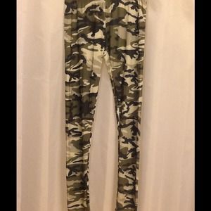 Forever 21 Camo Print Leggings Forever 21 Camo Print Leggings