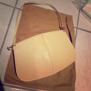 Authentic Louis Vuitton epi leather shoulder bag Authentic Louis Vuitton epi leather shoulder bag