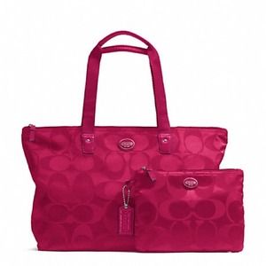 GETAWAY SIGNATURE NYLON PACKABLE WEEKENDER FUCHSIA GETAWAY SIGNATURE NYLON PACKABLE WEEKENDER FUCHSIA