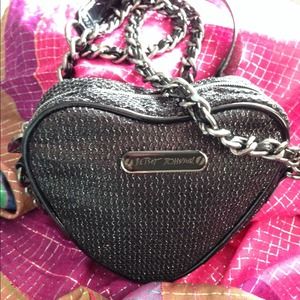 οBetsey Johnson Heart Crossbodyο οBetsey Johnson Heart Crossbodyο