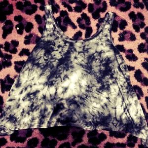 Tank top, on sides it hangs lower๏ฝ Tank top, on sides it hangs lower๏ฝ