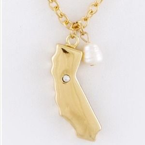 Gold California necklace with pearl charm Gold California necklace with pearl charm