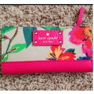 ♠️Kate Spade♠️ Floral Stacy Wallet♠️Host Pick♠️ ♠️Kate Spade♠️ Floral Stacy Wallet♠️Host Pick♠️