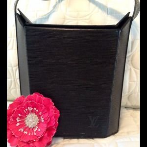 ๏HOST PICK!!!๏Louis Vuitton Epi Sac Seau Bag ๏HOST PICK!!!๏Louis Vuitton Epi Sac Seau Bag