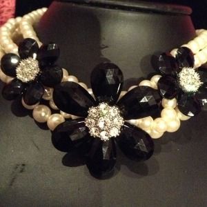 Black and pearl flower necklace Black and pearl flower necklace