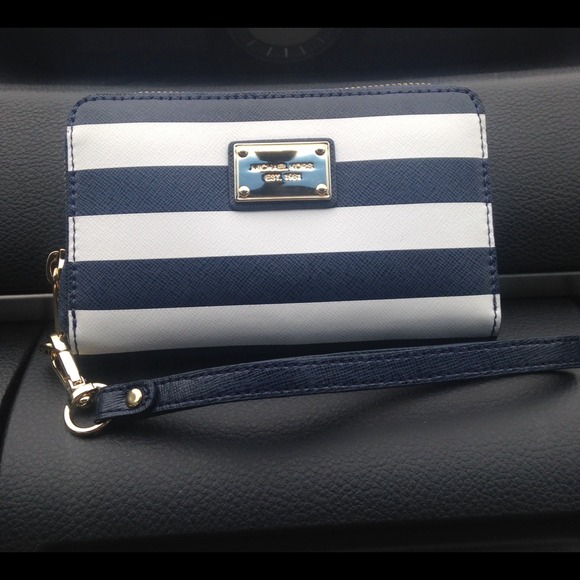 Michael Kors Clutches & Wallets - ๐ดFIRM๐ด Michael Kors Essential Zip Wallet 2 Michael Kors Clutches & Wallets - ๐ดFIRM๐ด Michael Kors Essential Zip Wallet 2