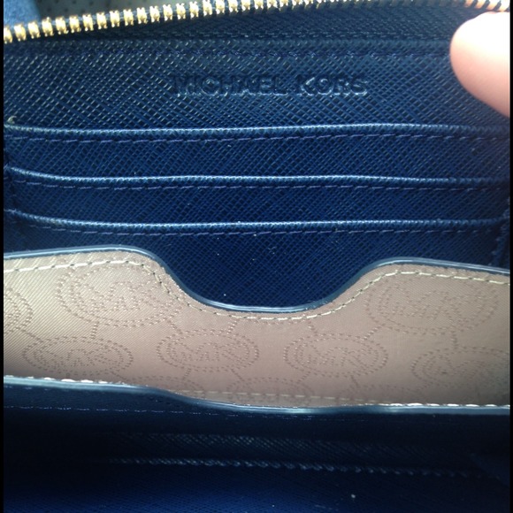 Michael Kors Clutches & Wallets - ๐ดFIRM๐ด Michael Kors Essential Zip Wallet 4 Michael Kors Clutches & Wallets - ๐ดFIRM๐ด Michael Kors Essential Zip Wallet 4