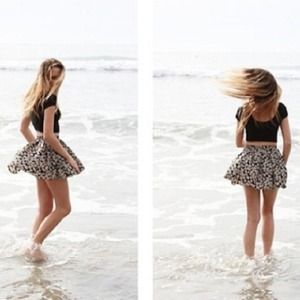 Brandy melville floral skirt daisy Brandy melville floral skirt daisy
