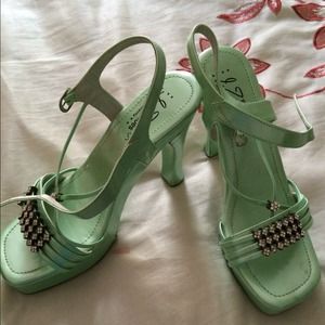 High heel sandal size 6 but fits 6.5 green High heel sandal size 6 but fits 6.5 green