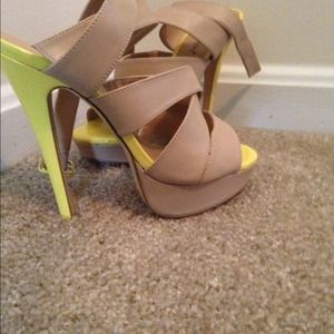 shoedazzle Shoes - *Shoedazzle* Nude/ Yellow Sandals ~Never Worn shoedazzle Shoes - *Shoedazzle* Nude/ Yellow Sandals ~Never Worn