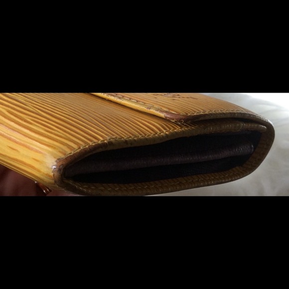 Louis Vuitton Clutches & Wallets - 💯Authentic Vintage Epi Louis Vuitton Wallet 3 Louis Vuitton Clutches & Wallets - 💯Authentic Vintage Epi Louis Vuitton Wallet 3