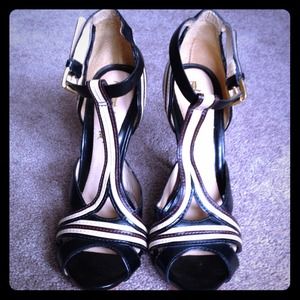 ✨L.A.M.B. Tailynn t-strap peep-toe heels✨ ✨L.A.M.B. Tailynn t-strap peep-toe heels✨