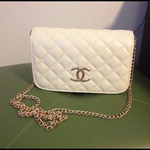 White quilted crossbody gold chain shoulder bag White quilted crossbody gold chain shoulder bag