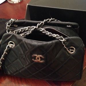 Chanel vintage lambskin black bag Chanel vintage lambskin black bag