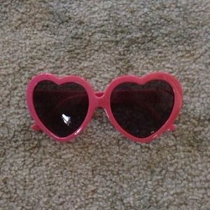 Host pick Heart sunglasses. Host pick Heart sunglasses.