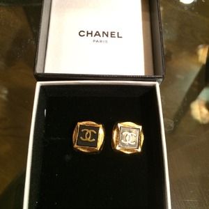 Vintage Chanel CC logo clip on earrings. Vintage Chanel CC logo clip on earrings.