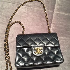 AUTHENTIC Chanel lambskin classic mini. AUTHENTIC Chanel lambskin classic mini.
