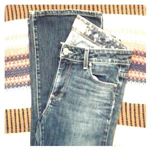 Paige jeans Hollywood Hills sz 30 BEAUTIFUL Cond. Paige jeans Hollywood Hills sz 30 BEAUTIFUL Cond.