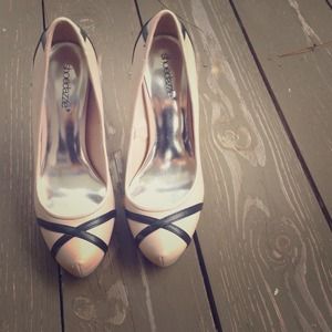 Blush pumps with black detail Blush pumps with black detail