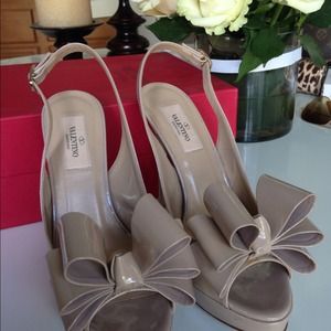 Valentino Shoes - 🚨Flash SALE $520 Valentino Peep Toe Pumps in Nude Valentino Shoes - 🚨Flash SALE $520 Valentino Peep Toe Pumps in Nude
