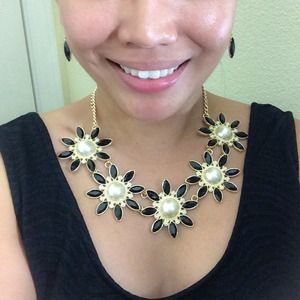 Flower Pearl Necklace in Black Flower Pearl Necklace in Black