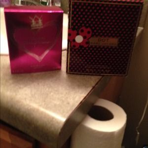 Vera Wang Other - VERA WANG PERFUME AND MARC JACOBS DAISY Vera Wang Other - VERA WANG PERFUME AND MARC JACOBS DAISY