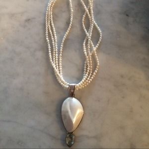 Stunning pearl a green stone. Stunning pearl a green stone.