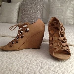 BONGO Shoes - Lace up wedge sandals in faux suede nude BONGO Shoes - Lace up wedge sandals in faux suede nude