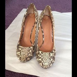 L.A.M.B genuine snakeskin pump L.A.M.B genuine snakeskin pump