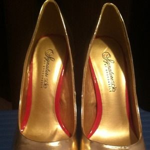 Metallic Gold Platform Pump with Pink Bottom Metallic Gold Platform Pump with Pink Bottom