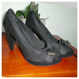 Christian Siriano Shoes - HP🎉Beautiful black pumps with gold Logo bow Christian Siriano Shoes - HP🎉Beautiful black pumps with gold Logo bow