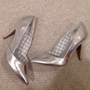 Christian Siriano Shoes - Christian Siriano Metallic Silver Pumps! Christian Siriano Shoes - Christian Siriano Metallic Silver Pumps!