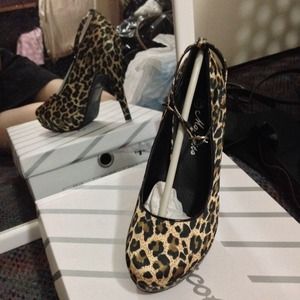 Leopard Print Ankle Strap Pumps Leopard Print Ankle Strap Pumps