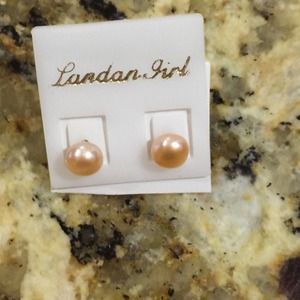 NWOT Small Freshwater Purple Pearl Earrings NWOT Small Freshwater Purple Pearl Earrings