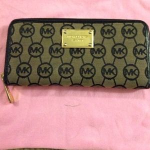 Black Michael kors zip around wallet Black Michael kors zip around wallet
