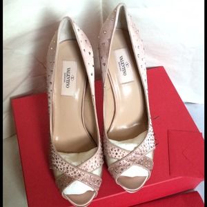 Valentino Shoes - 💥🎊👏$750🅿️🅿️🎊💥Valentino crystal pump Valentino Shoes - 💥🎊👏$750🅿️🅿️🎊💥Valentino crystal pump