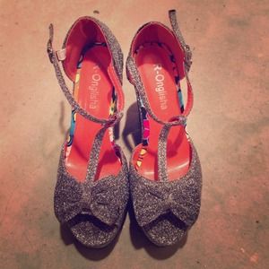 Cute shiny gray wedge ankle strap heels! Cute shiny gray wedge ankle strap heels!