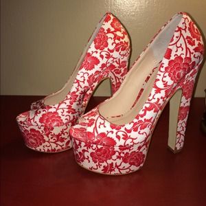 RED/WHITE FLORAL PUMPS RED/WHITE FLORAL PUMPS