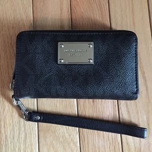 Michael Kors Essential Zip Wallet for iPhone 5/5s Michael Kors Essential Zip Wallet for iPhone 5/5s