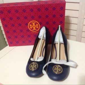 NEW IN BOX TORY BURCH CAROLINE WEDGE SZ 8 BLUE NEW IN BOX TORY BURCH CAROLINE WEDGE SZ 8 BLUE