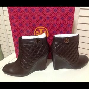 NEW TORY BURCH LEILA WEDGE BOOTIE QUILTED SZ 8 NEW TORY BURCH LEILA WEDGE BOOTIE QUILTED SZ 8
