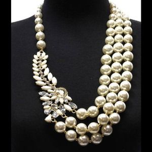 Multilayered Lucite Bead Pearl Necklace Multilayered Lucite Bead Pearl Necklace