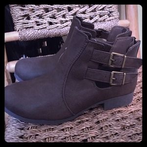 Nice flat brown booties with buckles Nice flat brown booties with buckles