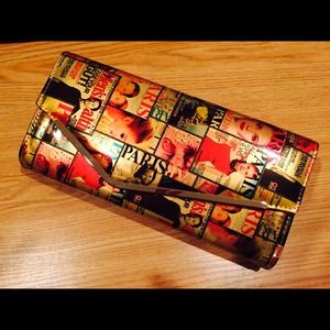 Memory flushing envelope clutch Memory flushing envelope clutch