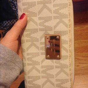 Michael Kors zip wallet Michael Kors zip wallet