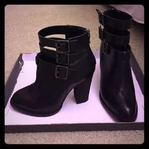 Black leather Chinese laundry ankle boots 7 Black leather Chinese laundry ankle boots 7
