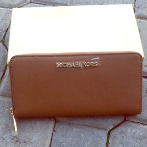 โค๏ธSALEโค๏ธMichael Kors Zip Around Wallet Luggage โค๏ธSALEโค๏ธMichael Kors Zip Around Wallet Luggage